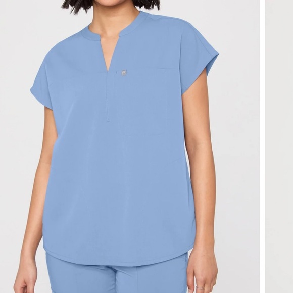 Fabletics Scrub Set - Picture 4 of 9